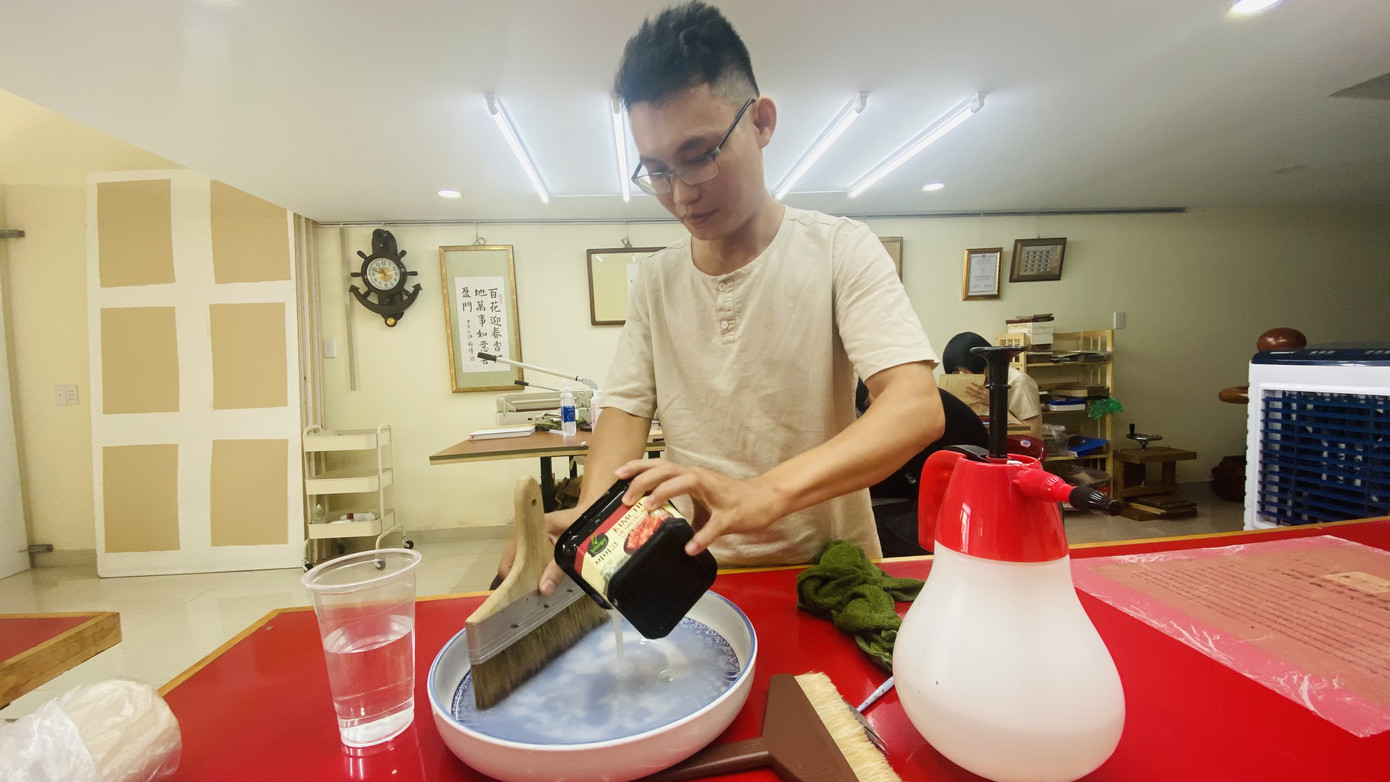 10 năm nghiên cứu tìm tòi để trở thành 'bác sĩ trị bệnh cho sách' ảnh 4