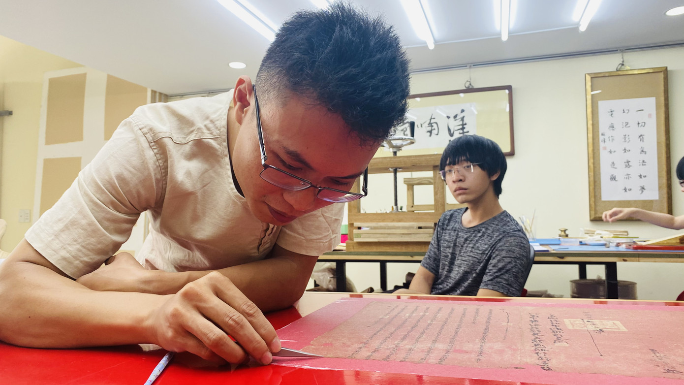 10 năm nghiên cứu tìm tòi để trở thành 'bác sĩ trị bệnh cho sách' ảnh 7