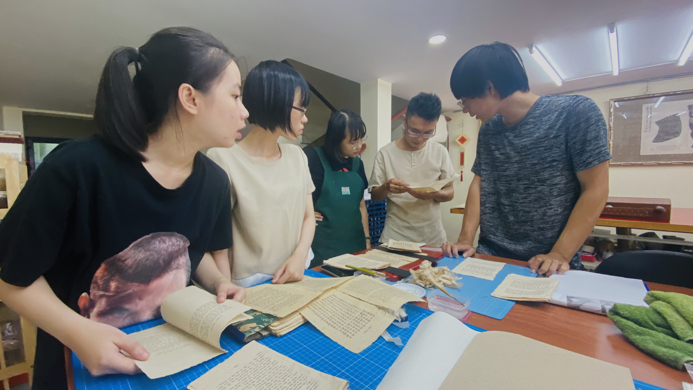 10 năm nghiên cứu tìm tòi để trở thành 'bác sĩ trị bệnh cho sách' ảnh 14