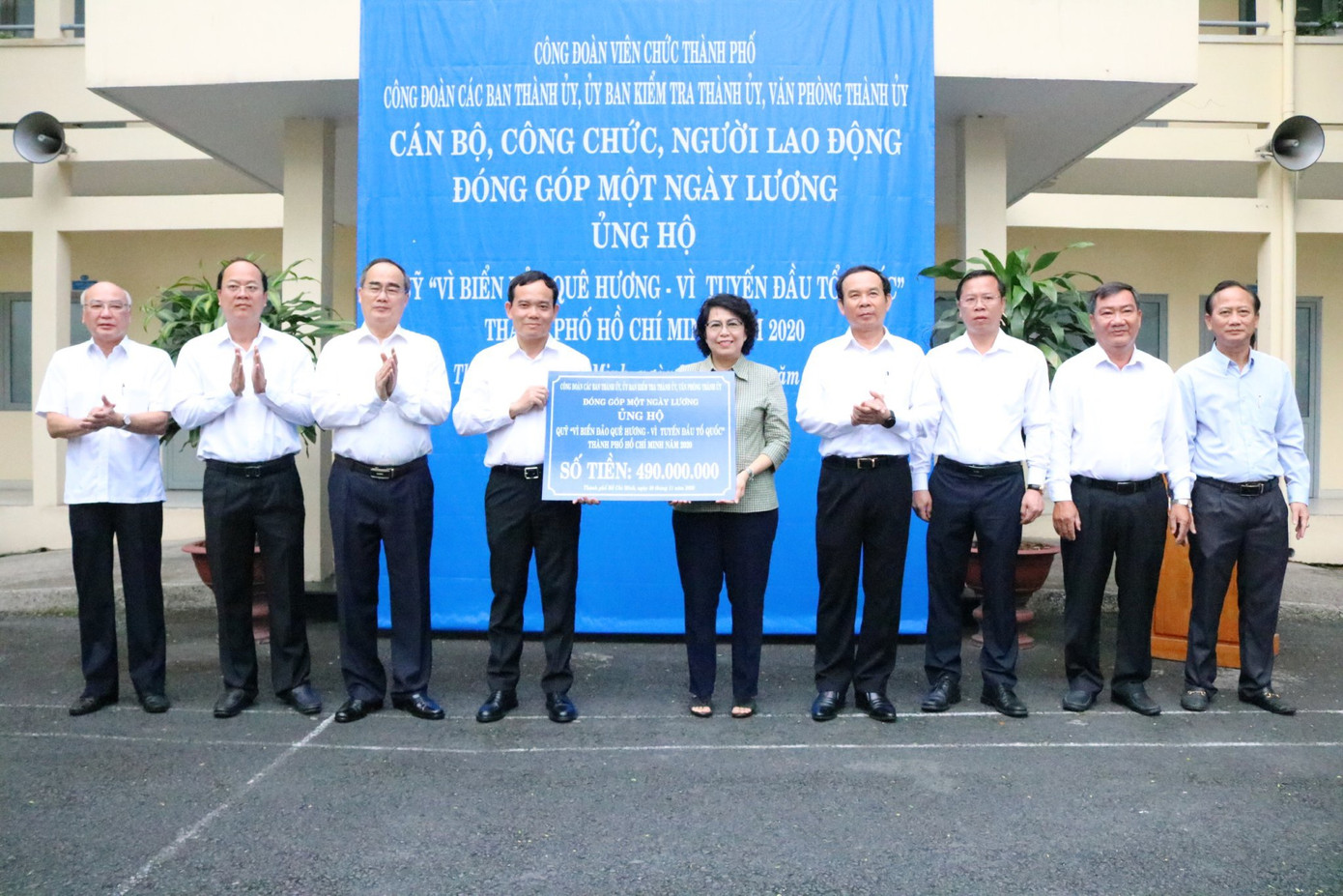 Vì biển đảo quê hương, cán bộ TPHCM góp một ngày lương ảnh 1