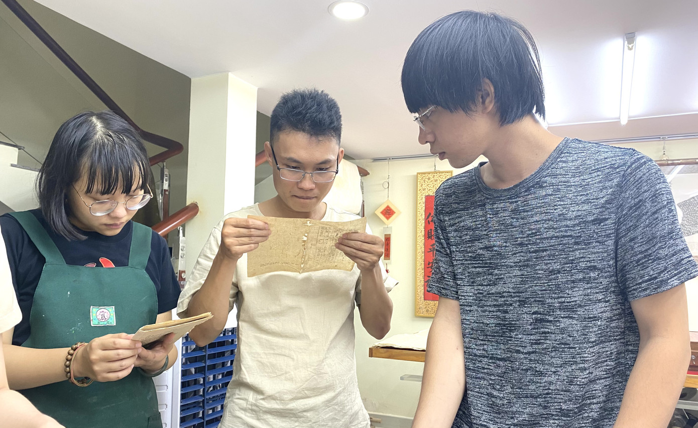 10 năm nghiên cứu tìm tòi để trở thành 'bác sĩ trị bệnh cho sách' ảnh 13