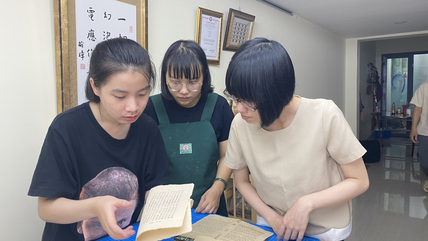 10 năm nghiên cứu tìm tòi để trở thành 'bác sĩ trị bệnh cho sách' ảnh 12