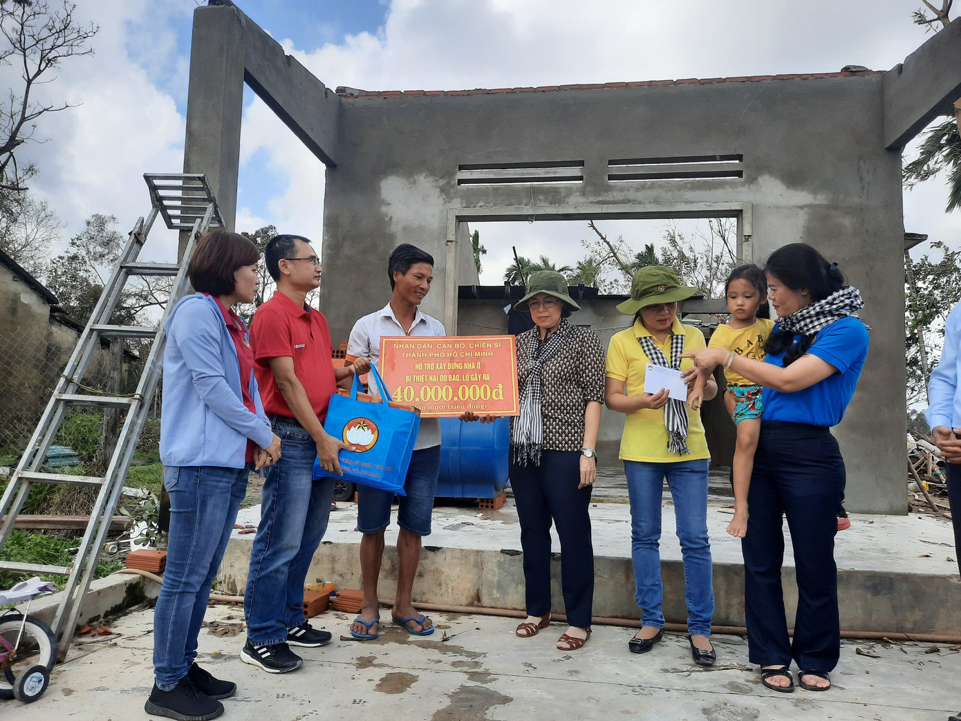 Hơn 70 tỷ đồng từ TPHCM hỗ trợ bà con miền Trung ảnh 4