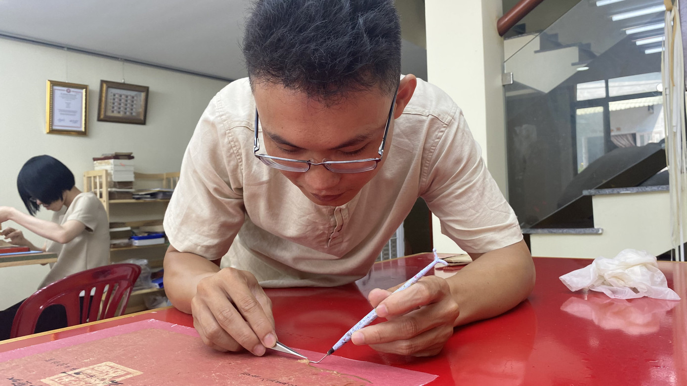 10 năm nghiên cứu tìm tòi để trở thành 'bác sĩ trị bệnh cho sách' ảnh 8