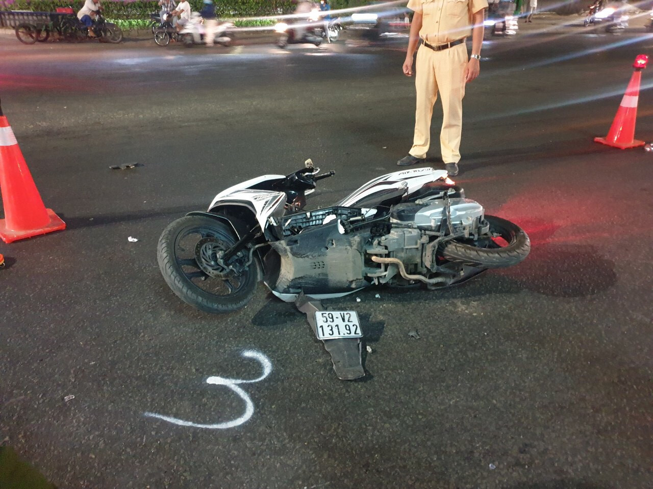 Đi xe máy qua đường, cả nhà 3 người thương vong dưới gầm xe khách ảnh 2