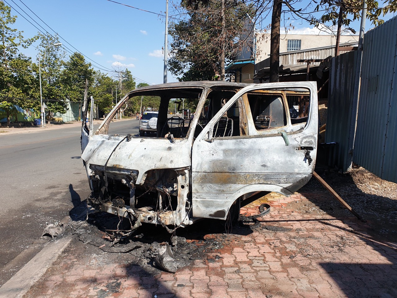 Ô tô đang chạy bất ngờ bốc cháy, 2 người thoát chết ảnh 3