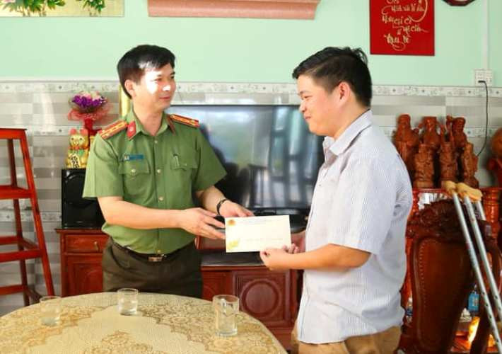 Phó trưởng công an bị cướp tông văng gần 10m bất động giờ ra sao? ảnh 1