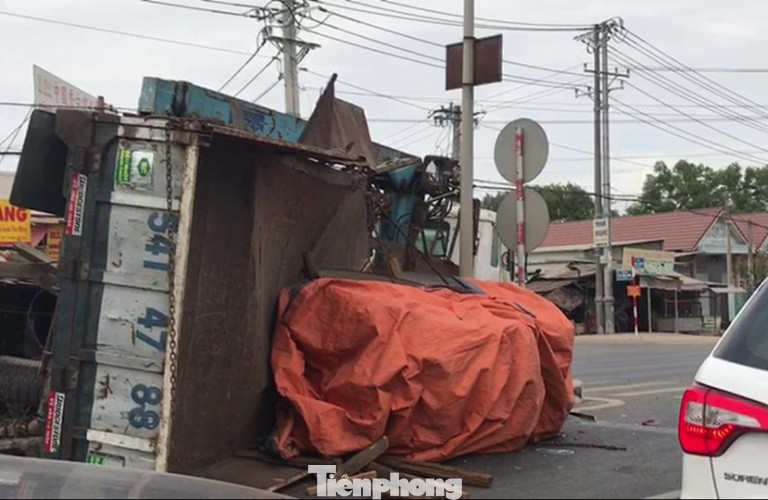 Xe tải ‘cày nát’ dải phân cách rồi lật nhào, giao thông khu vực tê liệt ảnh 1