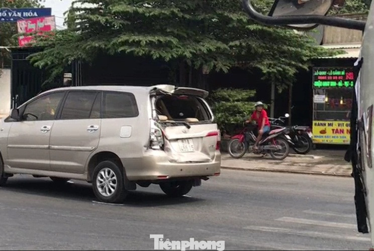 Xe tải ‘cày nát’ dải phân cách rồi lật nhào, giao thông khu vực tê liệt ảnh 2