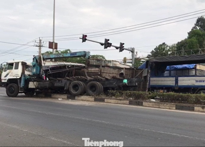 Xe tải ‘cày nát’ dải phân cách rồi lật nhào, giao thông khu vực tê liệt ảnh 3