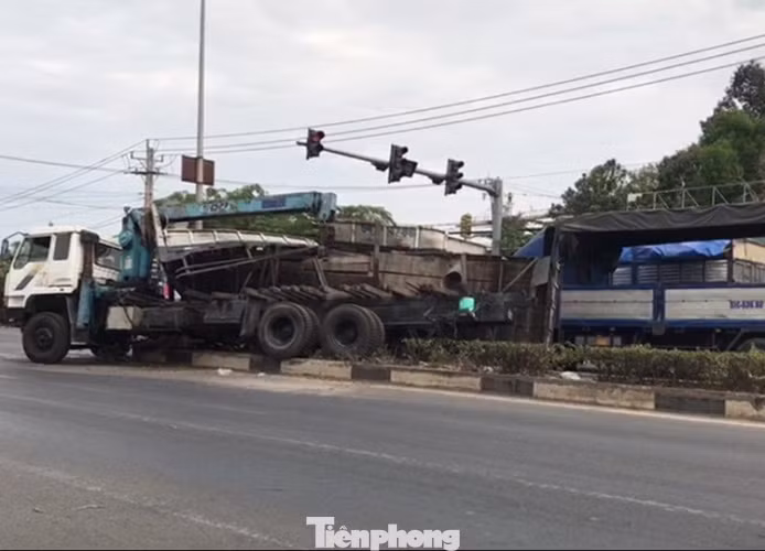 Xe tải ‘cày nát’ dải phân cách rồi lật nhào, giao thông khu vực tê liệt ảnh 3