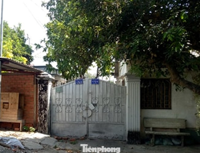 Nhà nguyên Trưởng Ban Tuyên giáo bị khóa cổng, có người đứng gác? ảnh 1