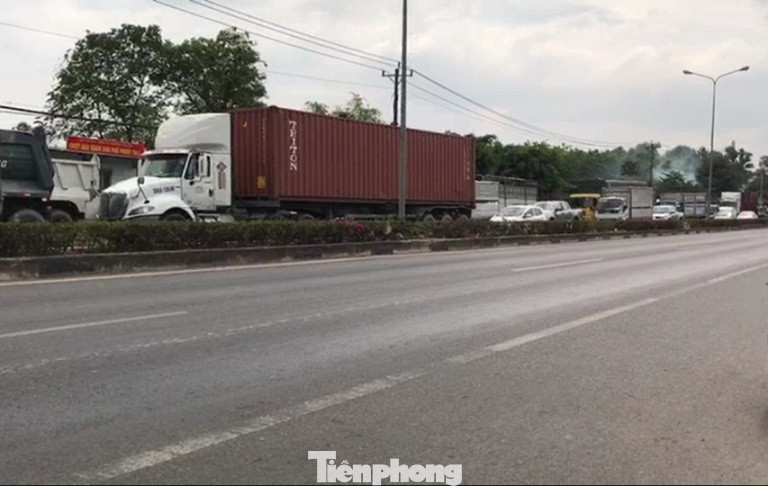 Xe tải ‘cày nát’ dải phân cách rồi lật nhào, giao thông khu vực tê liệt ảnh 4