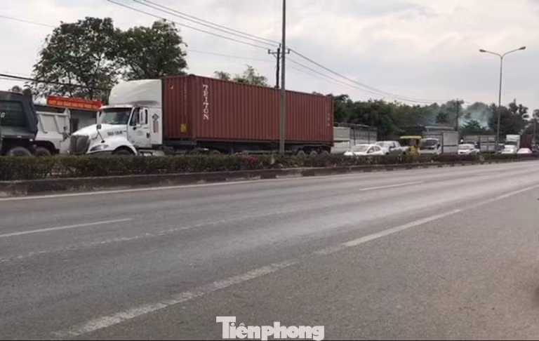 Xe tải ‘cày nát’ dải phân cách rồi lật nhào, giao thông khu vực tê liệt ảnh 4