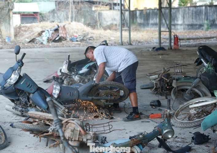 Đưa hơn 500 xe máy ‘phơi nắng’ nhiều năm đi tiêu hủy ảnh 3