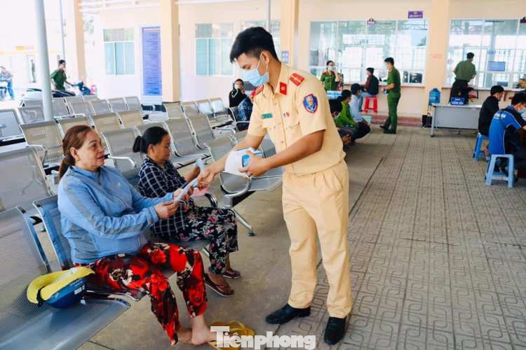 Đoàn thanh niên Bình Dương giúp dân chống dịch virus corona ảnh 6