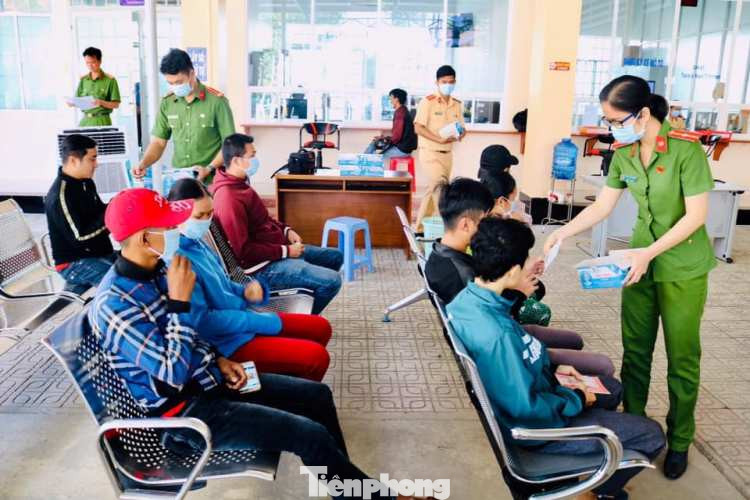 Đoàn thanh niên Bình Dương giúp dân chống dịch virus corona ảnh 1