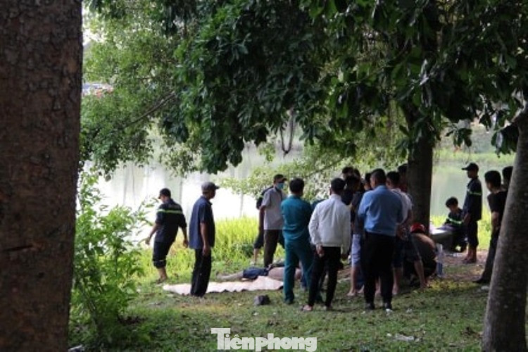 Người nhái trục vớt 2 thanh niên đuối nước trong công viên ảnh 3