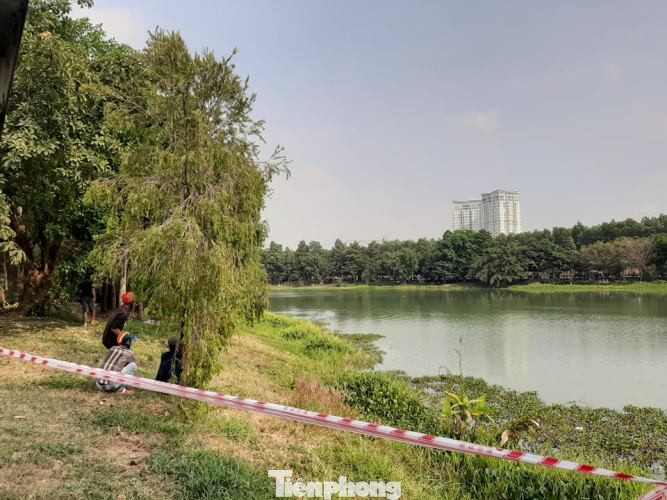 Người nhái trục vớt 2 thanh niên đuối nước trong công viên ảnh 1