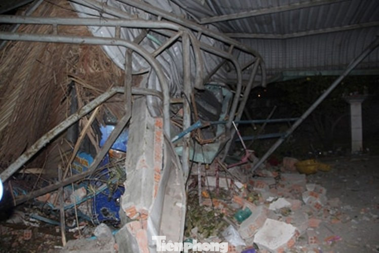 Xe tải nát bét khi tông trực diện xe khách, 6 người thương vong ảnh 2