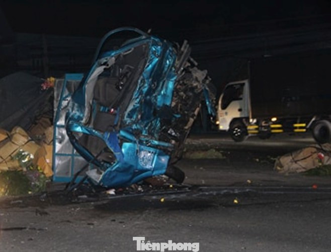 Xe tải nát bét khi tông trực diện xe khách, 6 người thương vong ảnh 4