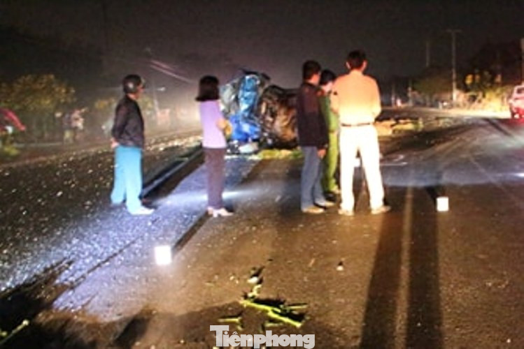 Xe tải nát bét khi tông trực diện xe khách, 6 người thương vong ảnh 1