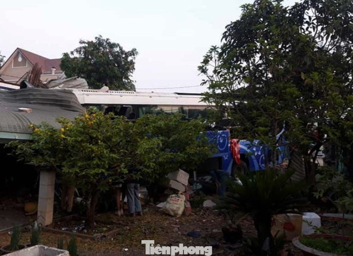 Xe tải nát bét khi tông trực diện xe khách, 6 người thương vong ảnh 6