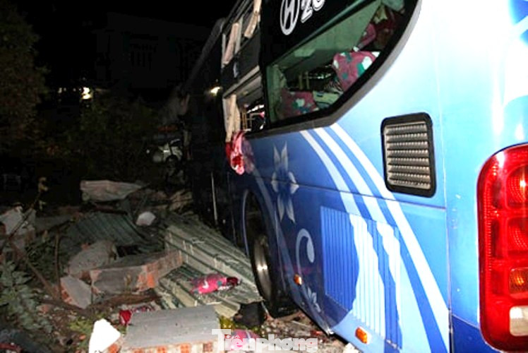 Xe tải nát bét khi tông trực diện xe khách, 6 người thương vong ảnh 3