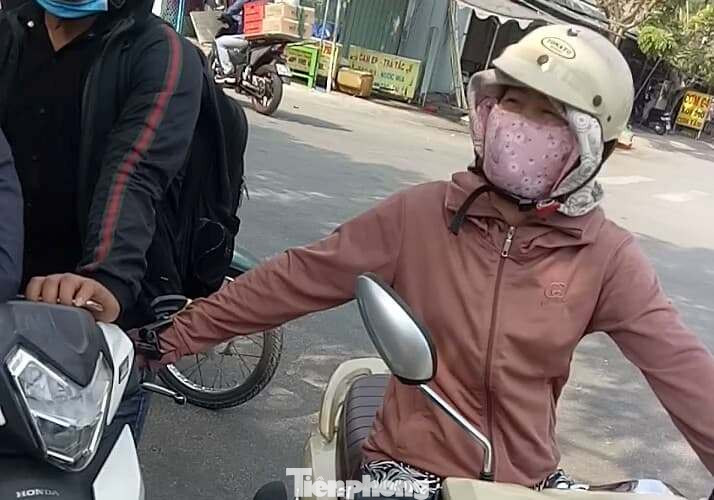 Mẹ dùng sợi dây thừng thắt cổ, đánh đập con dã man vì cảm thấy... 'chán đời'? ảnh 3