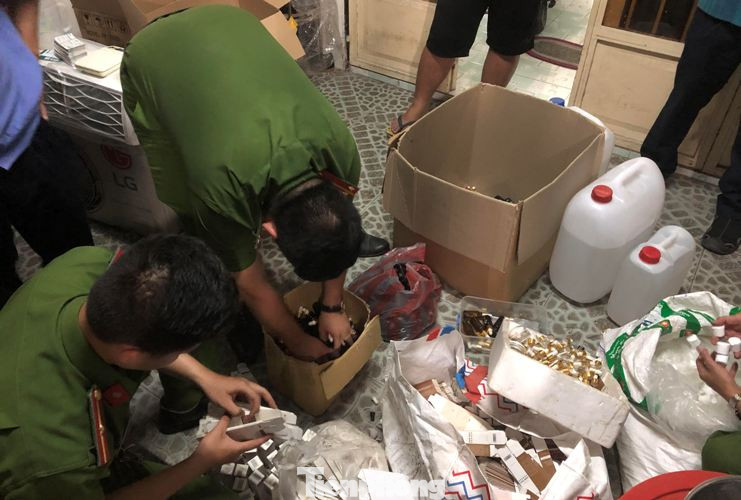 Đột kích xưởng sản xuất dung dịch chống khuẩn giả ở Bình Dương ảnh 1