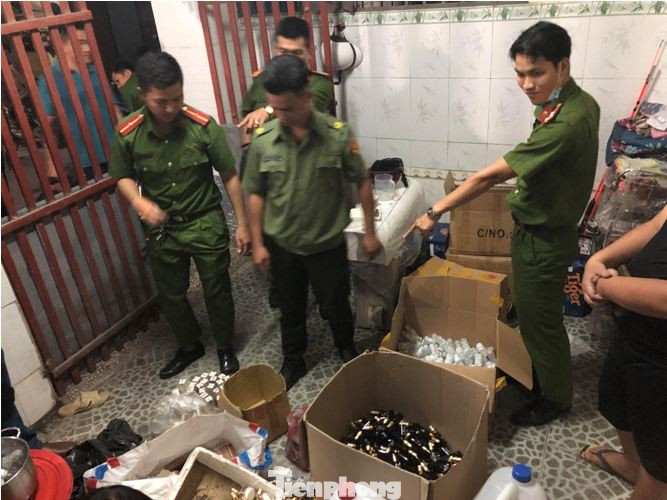 Đột kích xưởng sản xuất dung dịch chống khuẩn giả ở Bình Dương ảnh 2