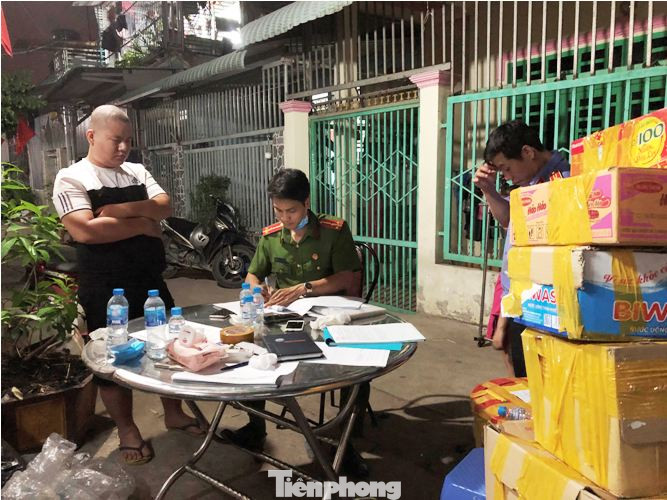 Đột kích xưởng sản xuất dung dịch chống khuẩn giả ở Bình Dương ảnh 3