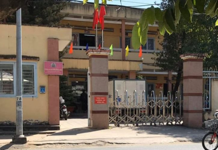 Thanh niên cởi trần xông vào trụ sở công an đâm chết người ảnh 1