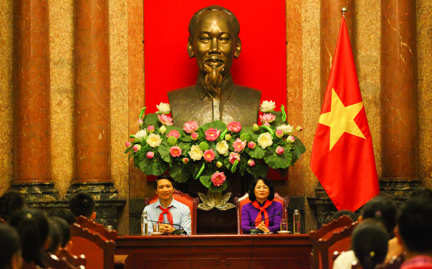 Phó Chủ tịch nước Đặng Thị Ngọc Thịnh và Bí thư T.Ư Đoàn, Chủ tịch Hội đồng Đội T.Ư Nguyễn Ngọc Lương lắng nghe những chia sẻ của đại biểu cháu ngoan Bác Hồ tỉnh Nghệ An Ngoài học giỏi, cần có ước mơ, khát vọng sáng tạo ảnh 2