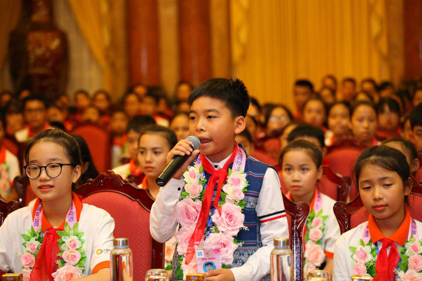 Em Lương Gia Bảo - học sinh lớp 5B, trường PTDTBT Tiểu học Hữu Kiệm, huyện Kỳ Sơn - là người đồng bào dân tộc Thái đến từ mảnh đất Kỳ Sơn - huyện miền núi xa xôi nhất của tỉnh Nghệ An, nói: “Quê cháu còn nghèo, các bạn học sinh còn gặp rất nhiều khó khăn, bản làng cháu ở chưa có điện, chưa có đường, trường học rất nhỏ, hàng ngày cháu và các bạn phải dậy thật sớm phụ giúp bố mẹ việc nhà rồi đi học…, có nhiều bạn ở bản sâu vì gia đình khó khăn không được đến trường, phải đi nương, đi rẫy cùng bố mẹ. Đây là lần đầu tiên cháu xa nhà, đi ra Thị trấn, về Thành phố, ra Hà Nội, trên đường đi có rất nhiều thứ mới lạ cháu chưa từng thấy. Cháu xin cảm ơn các bác, các cô, các chú, các anh chị đã quan tâm cho cháu được tham gia hoạt động này, cháu mong muôn sẽ có nhiều bạn học sinh ở quê hương mình được đi học, được vui chơi; bản sớm có điện để chúng cháu được học nhiều điều mới, điều hay." Ngoài học giỏi, cần có ước mơ, khát vọng sáng tạo ảnh 3