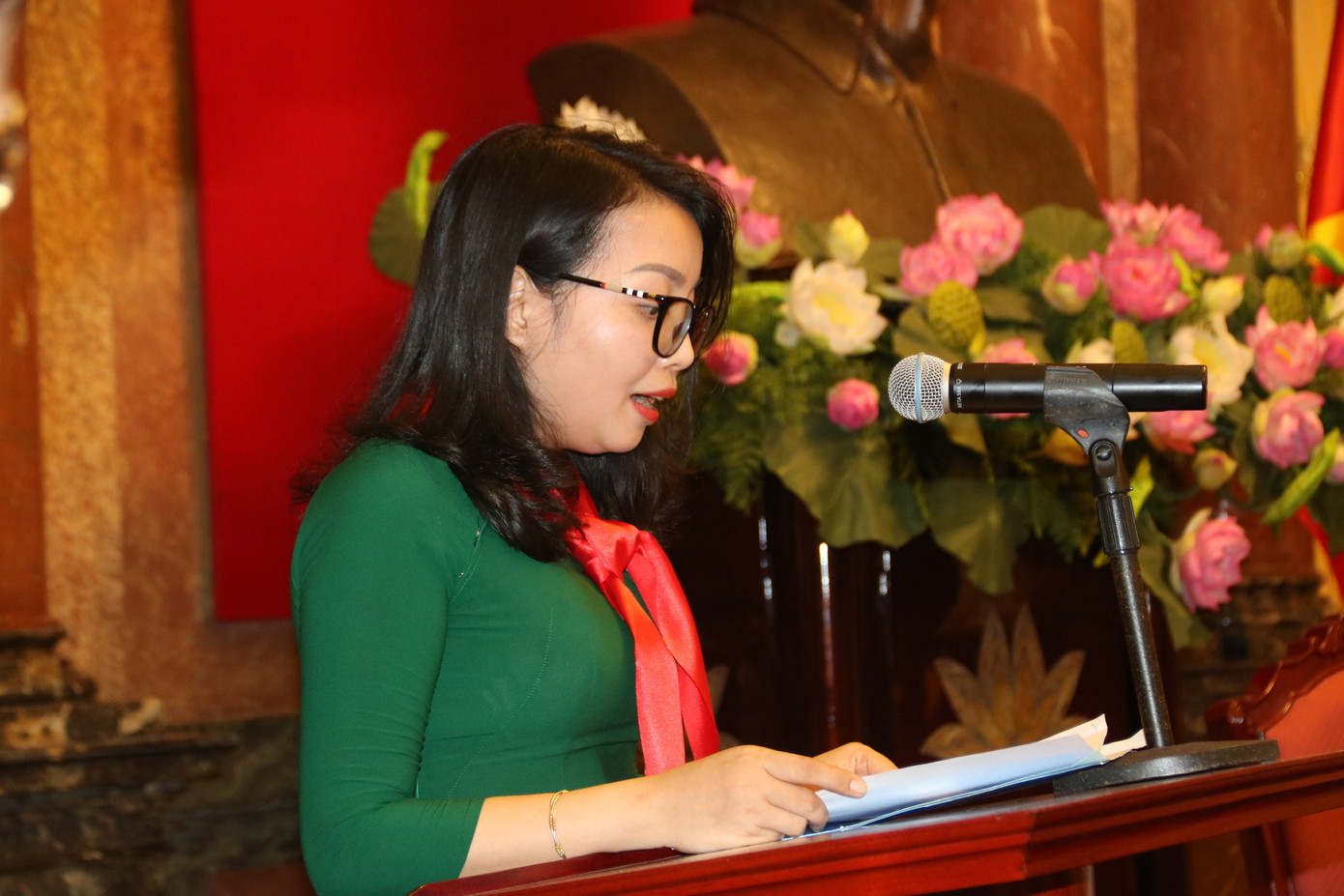 Chị Nguyễn Thị Thơm, Quyền Bí thư Tỉnh Đoàn Nghệ An báo cáo tình hình hoạt động của phong trào, tổ chức Đội Nghệ An. Ngoài học giỏi, cần có ước mơ, khát vọng sáng tạo ảnh 1