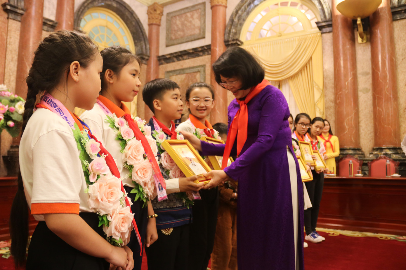 Phó Chủ tịch nước Đặng Thị Ngọc Thịnh tặng quà đại biểu Cháu ngoan Bác Hồ tỉnh Nghệ An. Ngoài học giỏi, cần có ước mơ, khát vọng sáng tạo ảnh 4