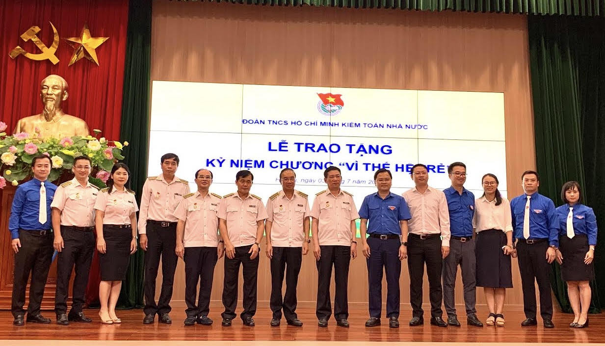 T.Ư Đoàn trao tặng Kỷ niệm chương Vì thế hệ trẻ cho lãnh đạo Kiểm toán Nhà nước ảnh 2