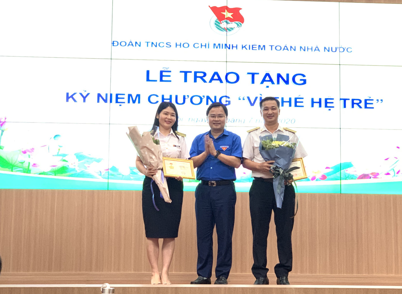 T.Ư Đoàn trao tặng Kỷ niệm chương Vì thế hệ trẻ cho lãnh đạo Kiểm toán Nhà nước ảnh 1