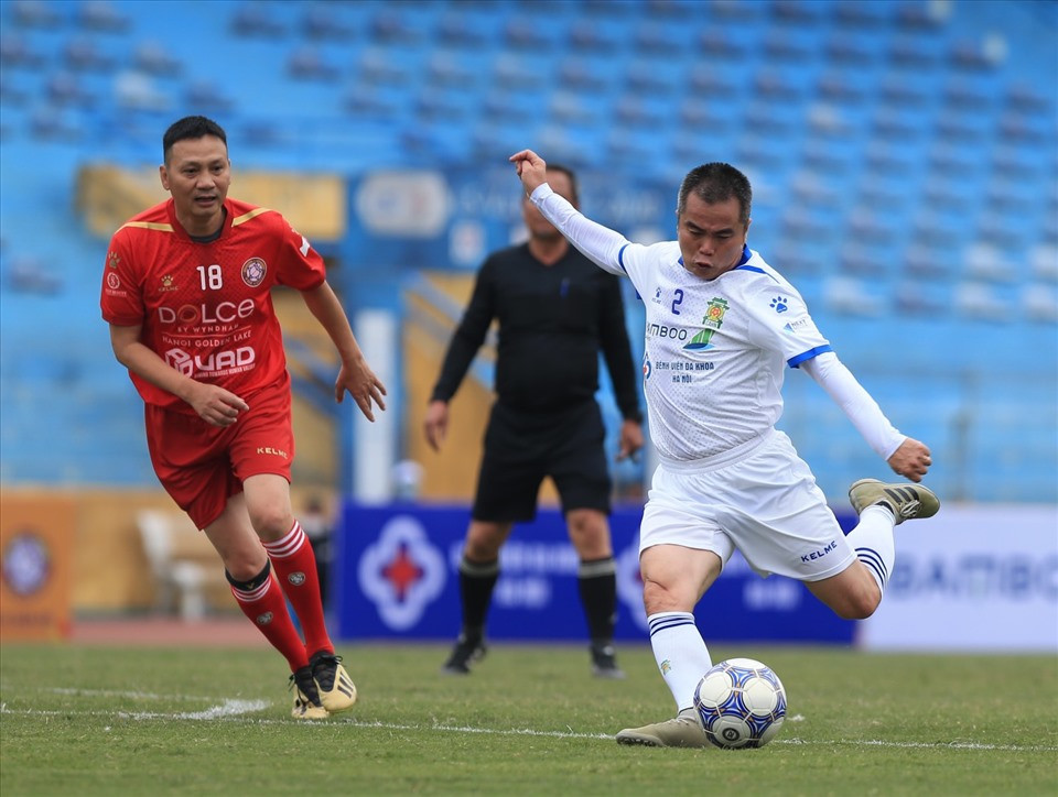 Minh Hiếu ôm 'bụng bia' đấu Như Thuần, CAHN thắng trận derby thủ đô ảnh 1