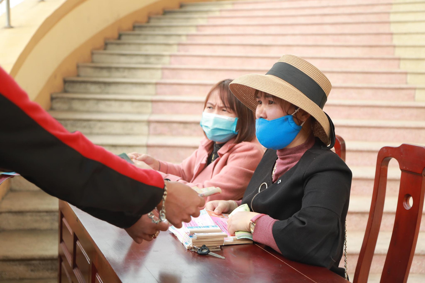 CĐV Phú Thọ xếp hàng dài mua vé xem Công Phượng, Quang Hải chơi bóng ảnh 1