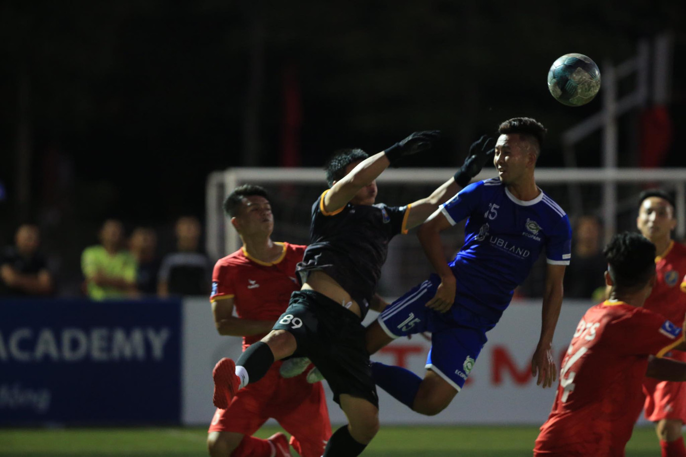 Những pha bóng 'chất lừ' ở giải bóng đá 7 người lớn nhất miền bắc ảnh 5