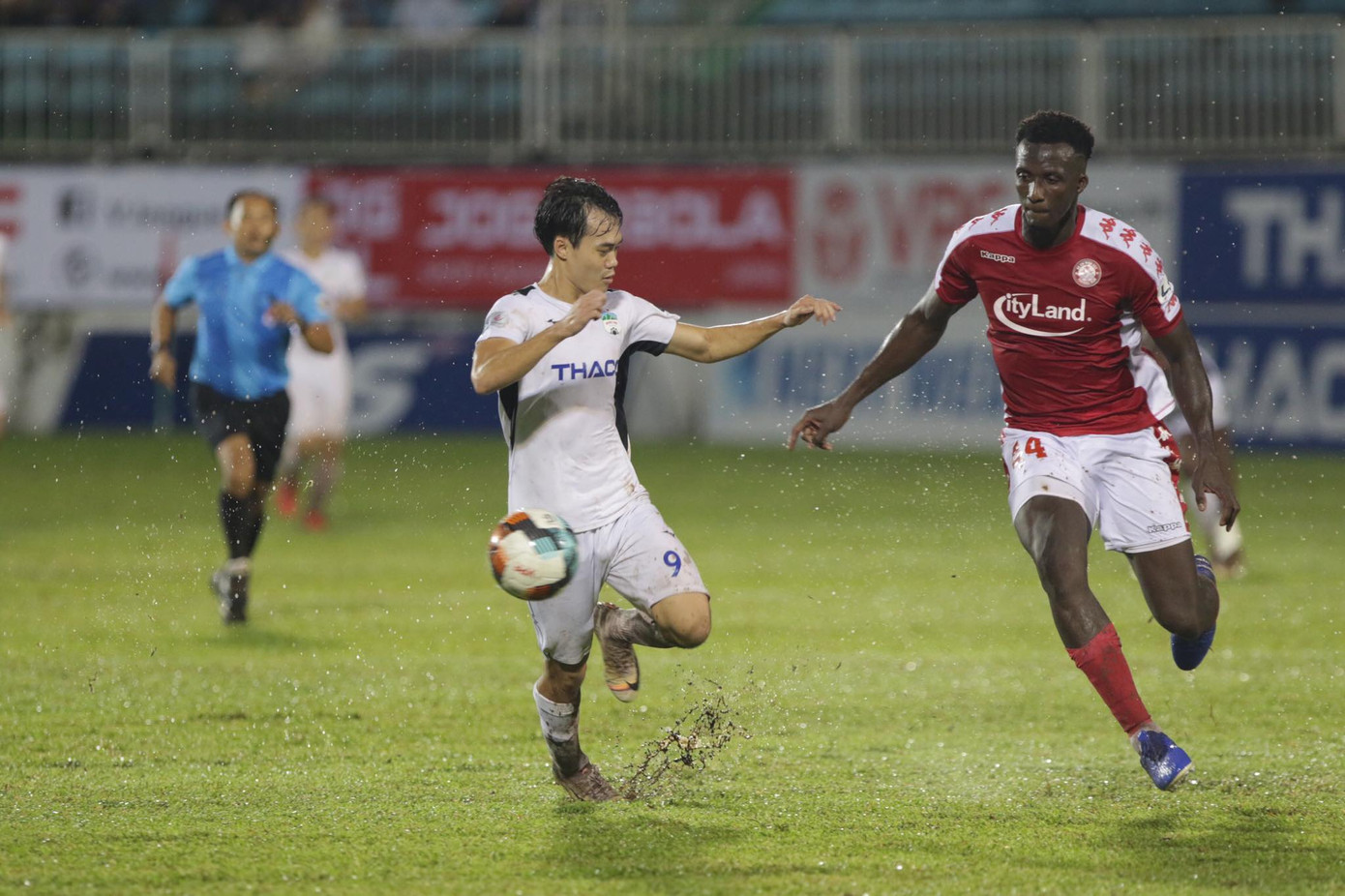 HAGL đè bẹp TPHCM bằng tỷ số không tưởng, vào nhóm tranh vô địch V-League ảnh 1