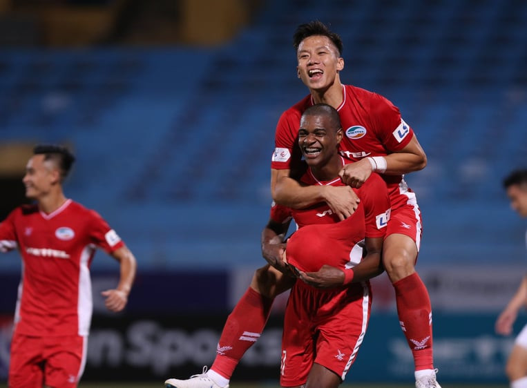 Hàng thủ 'ngủ mơ', HAGL thảm bại trên sân Hàng Đẫy ảnh 1