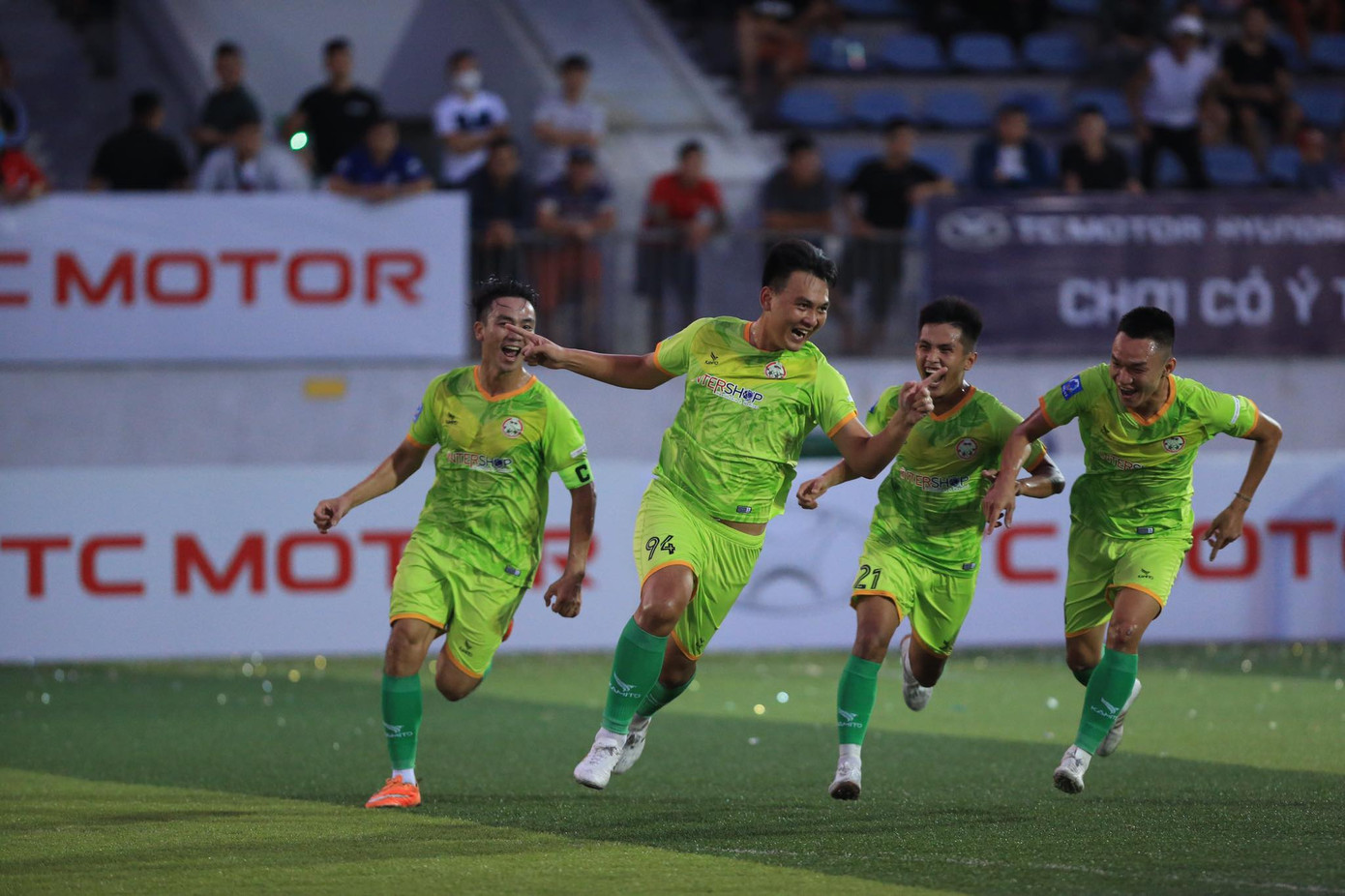 Những pha bóng 'chất lừ' ở giải bóng đá 7 người lớn nhất miền bắc ảnh 6