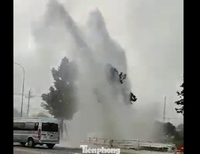 ‘Vòi rồng’ phun như thác đổ ở Bình Dương ảnh 1