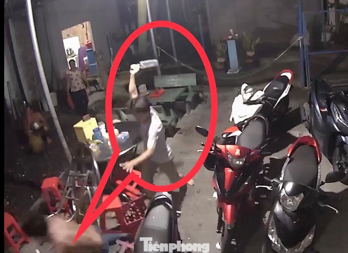 Nghĩ hàng xóm tụ tập nói xấu mình, thanh niên vác dao qua chém loạn xạ ảnh 1