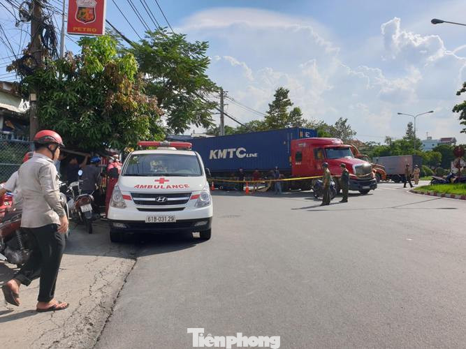Hai cô gái tử vong dưới bánh xe container ảnh 1