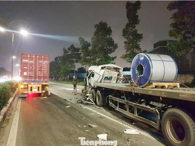 Đầu container biến dạng, tài xế kẹt cứng trong cabin sau vụ va chạm ảnh 3