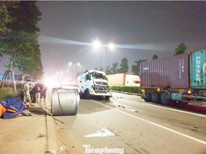 Đầu container biến dạng, tài xế kẹt cứng trong cabin sau vụ va chạm ảnh 2